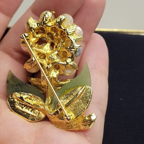 Swoboda Two Colors Pearl and Jade Flower Brooch Signed SWO, INC - Picture 9 of 13